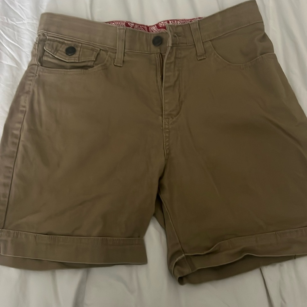 Brown summer shorts
Smoke and pet free home